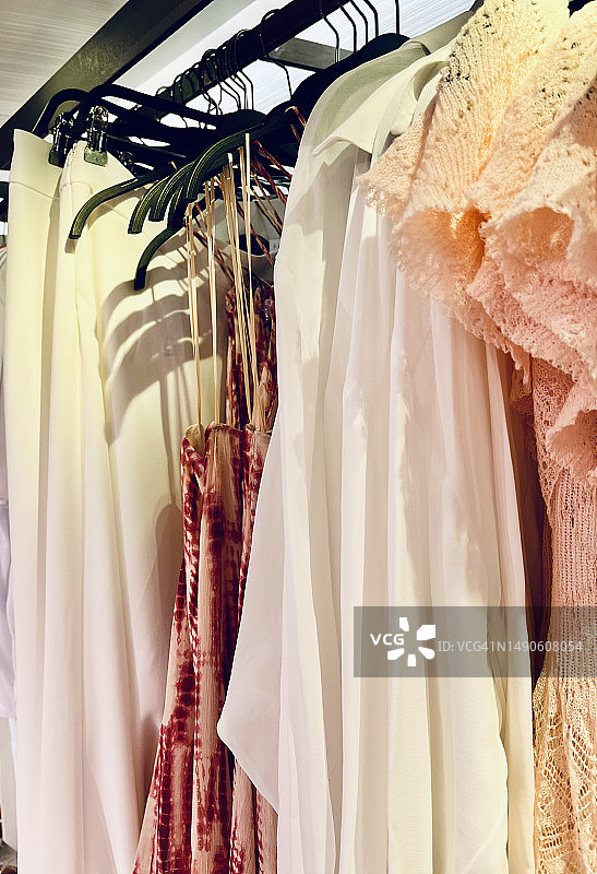 挂在衣架上的各种时尚服装特写图片素材