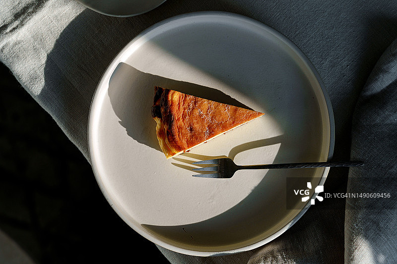 盘子里的一片巴斯克焦蛋糕鸟瞰图图片素材
