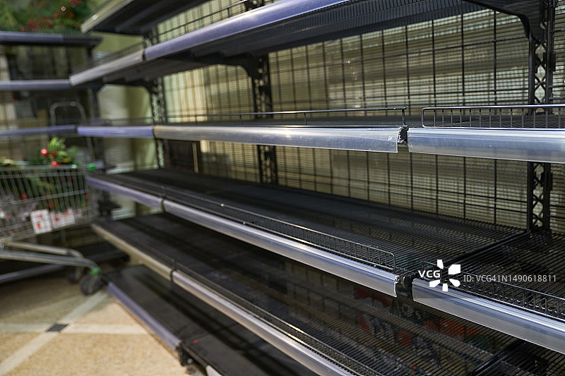 商店里的空货架，商品售罄，促销概念图片素材