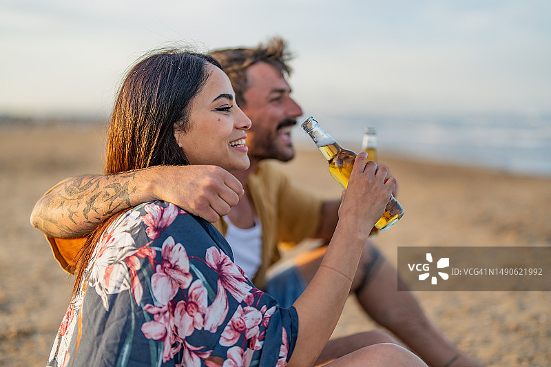 海滩派对上快乐的嬉皮情侣图片素材