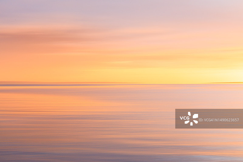 黎明艺术模糊平静的海洋和橙色云彩图片素材