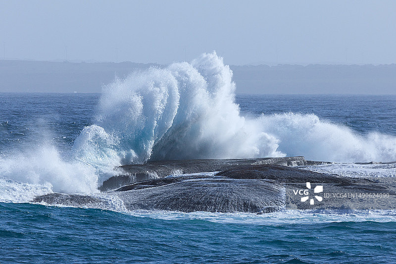 南澳大利亚斯利福德湾的海浪拍打海岸线图片素材