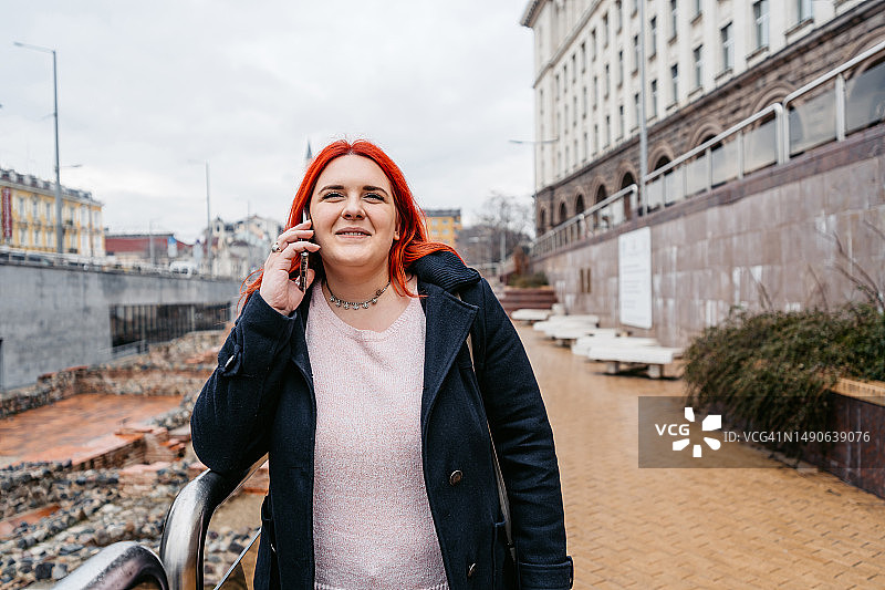 年轻女子在索非亚市中心广场打电话图片素材