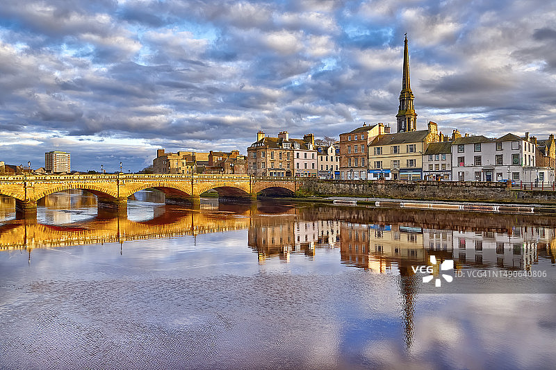 苏格兰艾尔镇艾尔河上的新桥图片素材