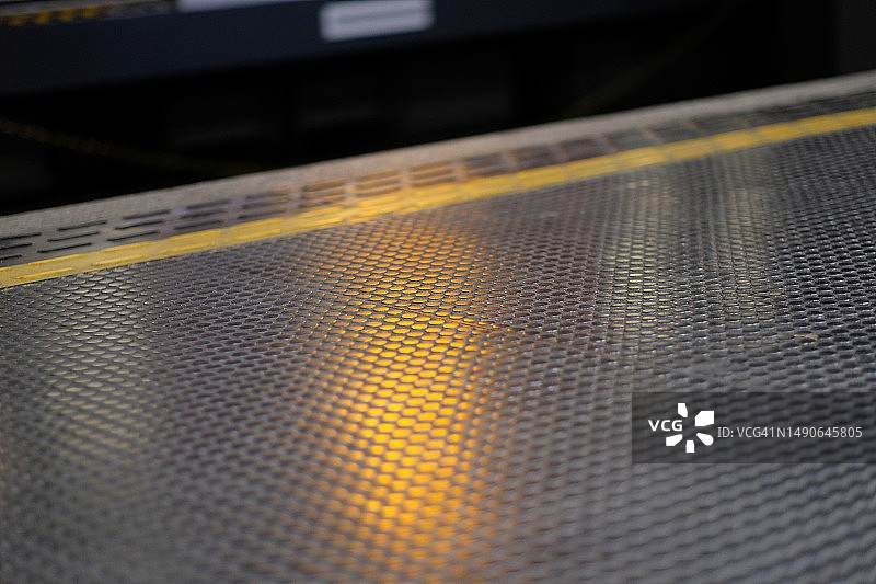 地铁站台黄色安全提示图片素材