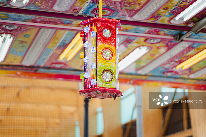 灯光绚丽的儿童游乐园图片素材