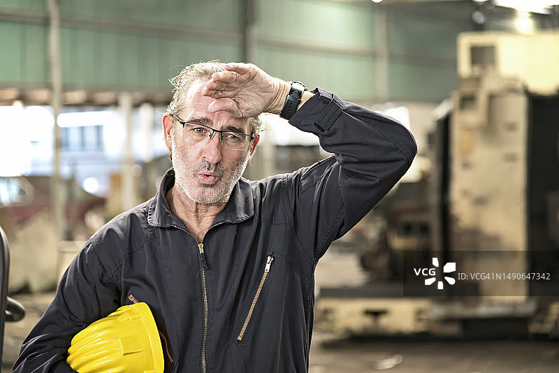 因努力工作而疲惫不堪的机械技师图片素材