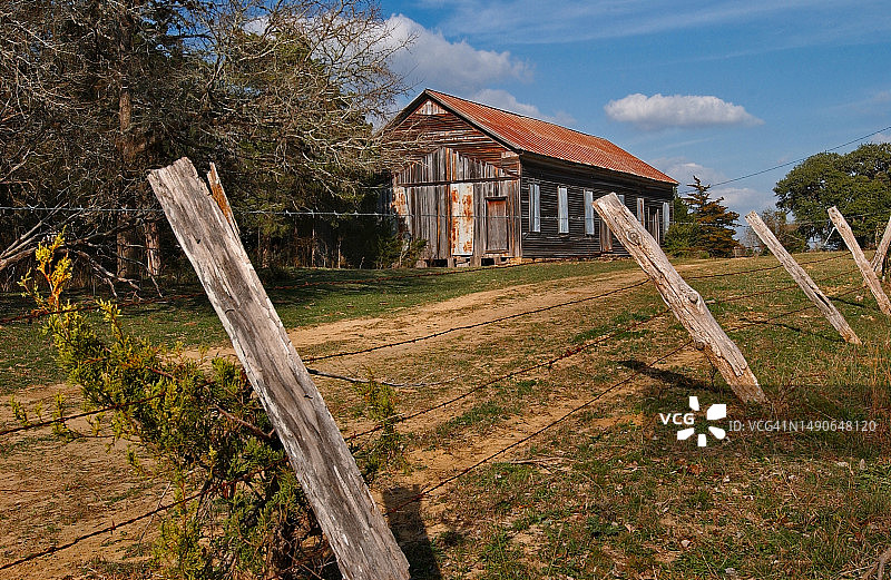 废弃的农场建筑图片素材