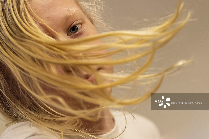 头发飘逸的男孩图片素材