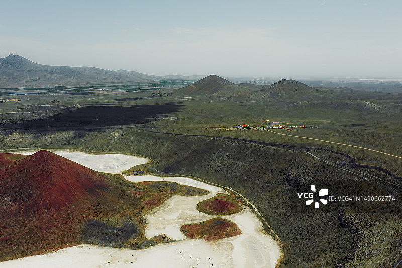高地景观中红色火山的航拍图片素材