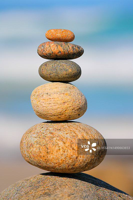 平衡堆叠的岩石，位于澳大利亚艾尔半岛斯利福德湾图片素材