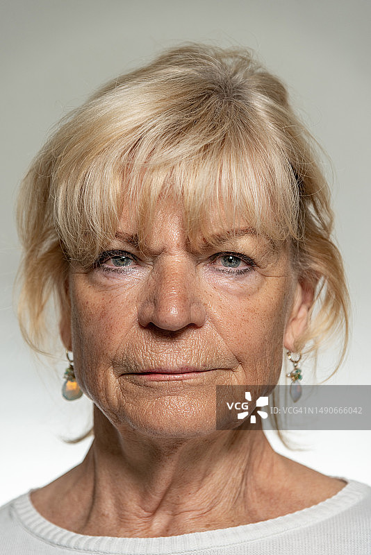 一位愤怒的老年妇女的肖像图片素材