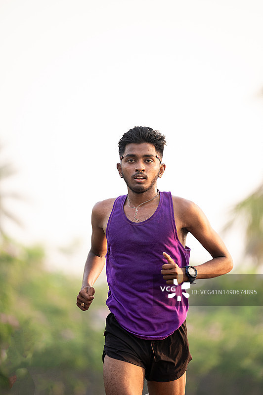 在水泥路上训练的年轻亚洲运动员图片素材
