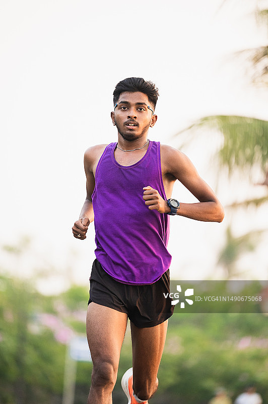 在水泥路上训练的年轻亚洲运动员图片素材