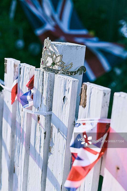 伦敦花园栅栏上的玩具皇冠和英国国旗图片素材