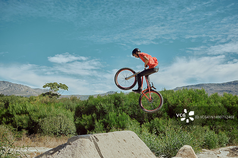 自行车跳跃：运动或山地自行车特技表演图片素材