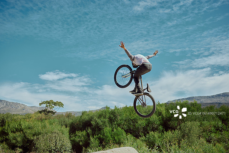 自行车跳跃：运动或山地自行车特技表演图片素材