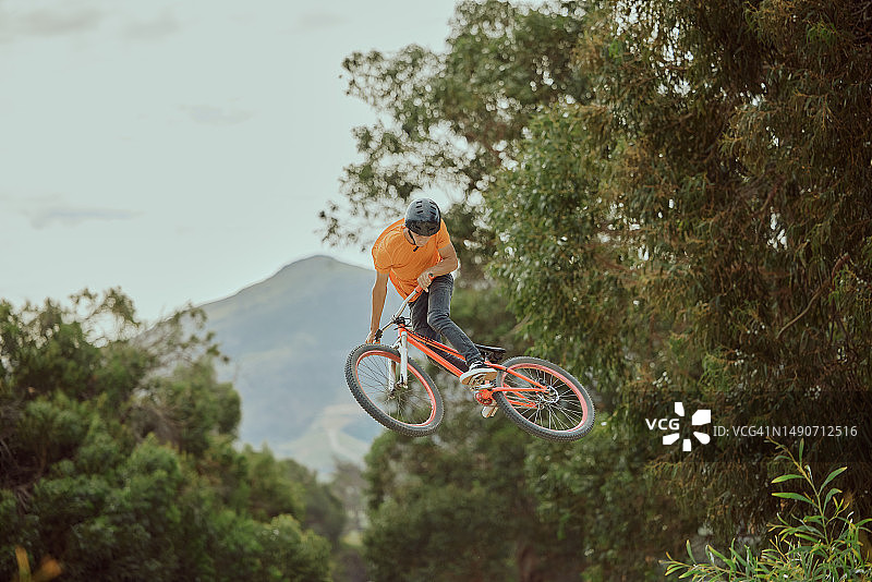 自行车跳跃：运动或山地自行车特技表演图片素材