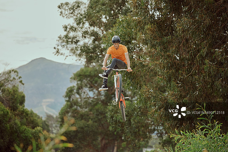自行车跳跃：运动或山地自行车特技表演图片素材