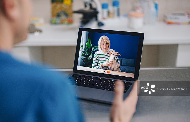 一位兽医与女性宠物主人进行在线咨询图片素材