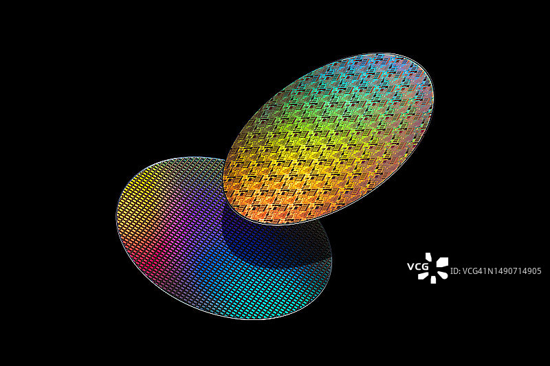 黑色背景上的半导体晶圆图片素材