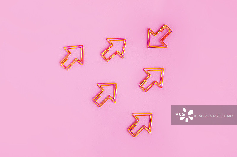 粉色背景上的箭头指示器和复制空间。图片素材