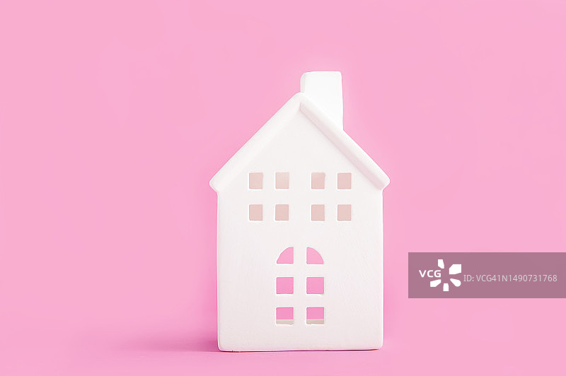 粉色背景上的房屋模型图片素材