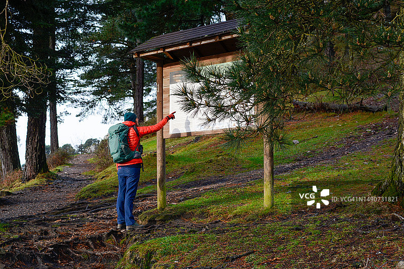 女徒步者查看路标图片素材