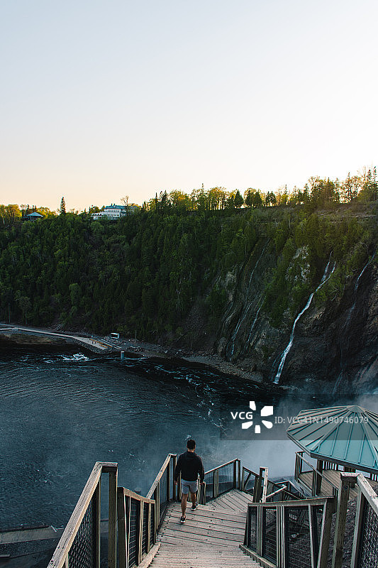 蒙莫朗西瀑布的游客，魁北克图片素材