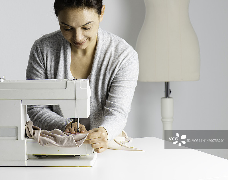 使用缝纫机的裁缝图片素材