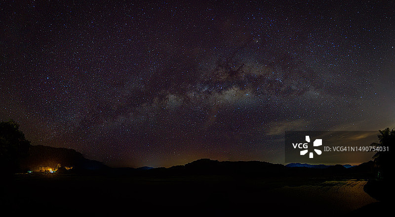 马来西亚吉打州日得拉夜空下山脉的剪影美景图片素材