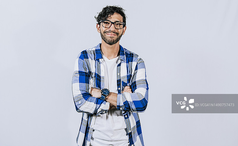 友善的年轻男子交叉双臂图片素材