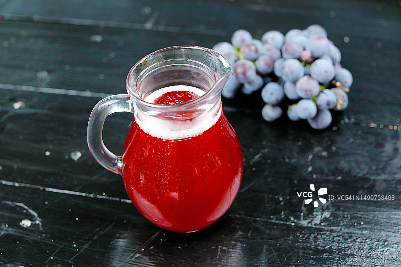 新鲜葡萄汁，秋季天然果汁（罗马尼亚）图片素材