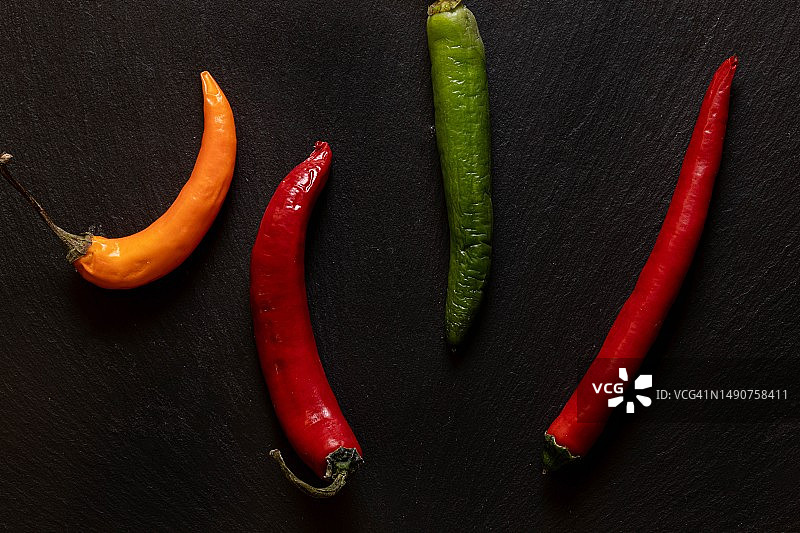 黑色背景上的红辣椒概念素材，罗马尼亚图片素材