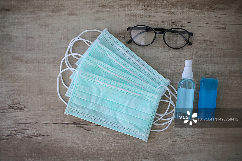 新冠病毒防护医用口罩和洗手液，罗马尼亚图片素材