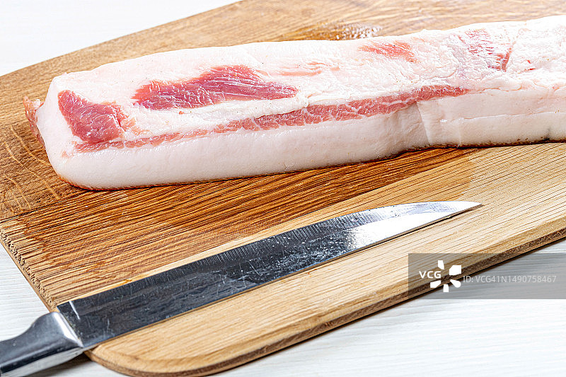 厨房砧板上用刀切的生猪油，罗马尼亚图片素材