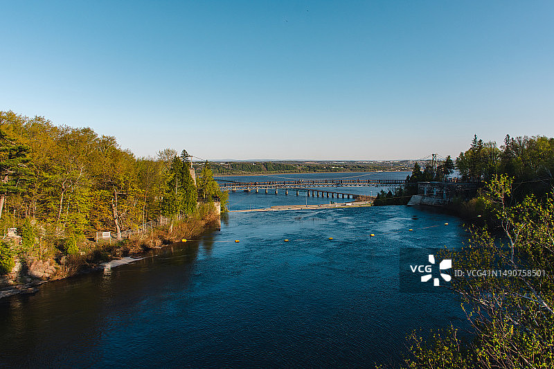 蒙莫朗西瀑布的悬索桥图片素材