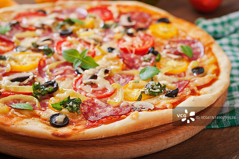 桌上的披萨特写，罗马尼亚图片素材