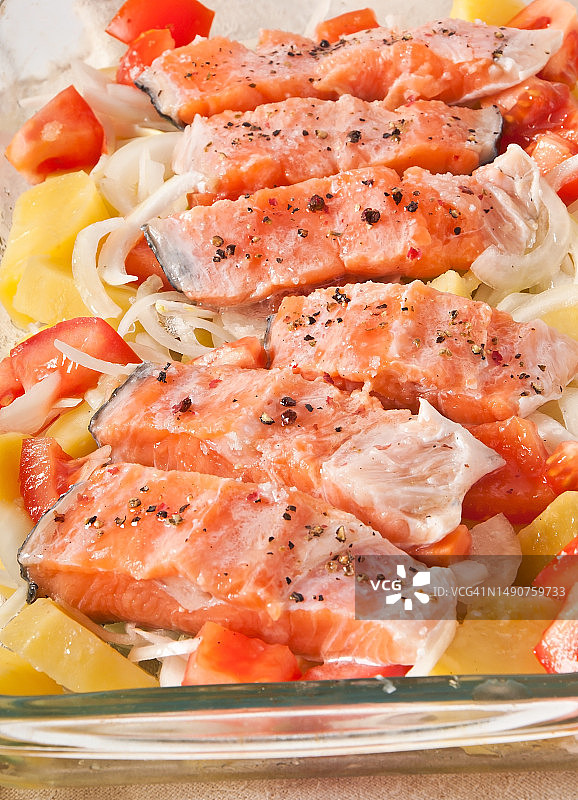 烤箱烘烤的三文鱼、土豆、番茄和洋葱（罗马尼亚）图片素材