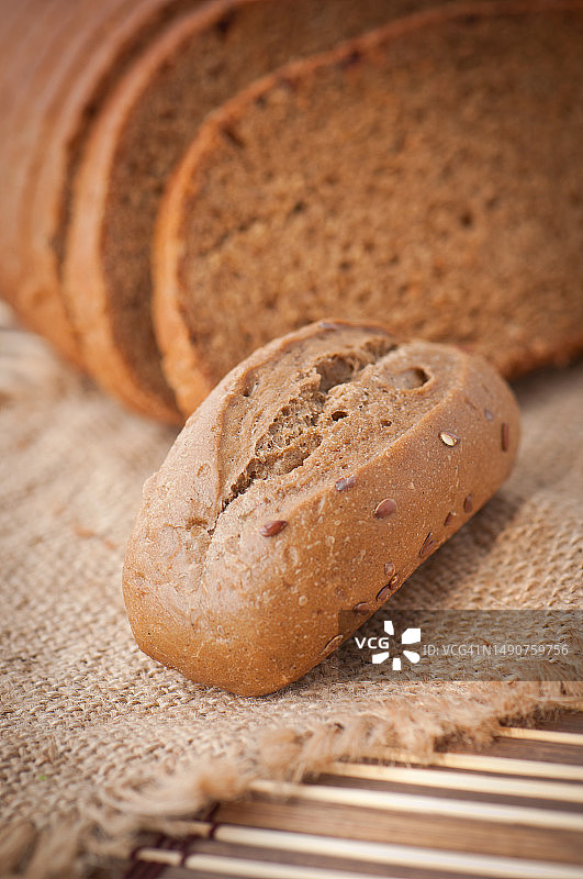 桌上的黑麦小圆面包和面包片，罗马尼亚图片素材