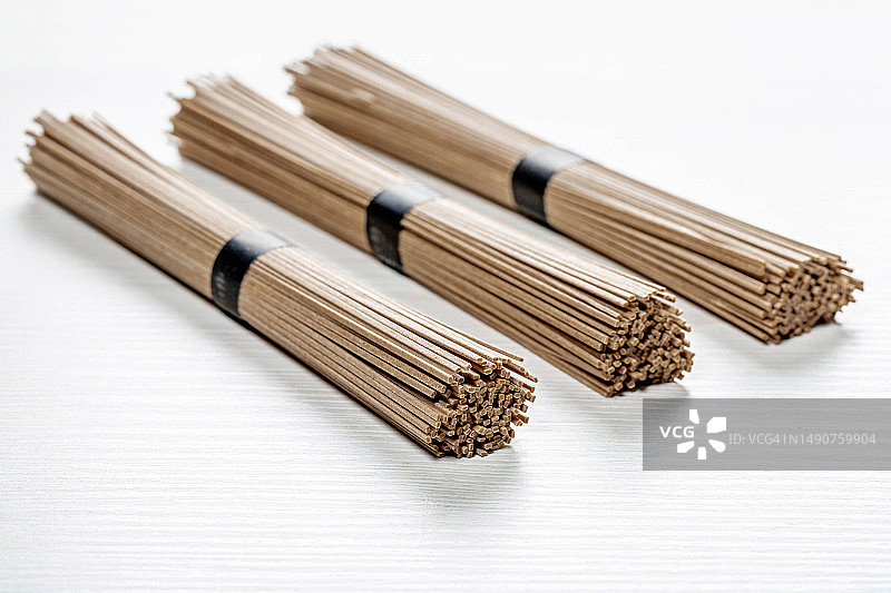 罗马尼亚，干生日本荞麦面贴在白色的木制背景上图片素材