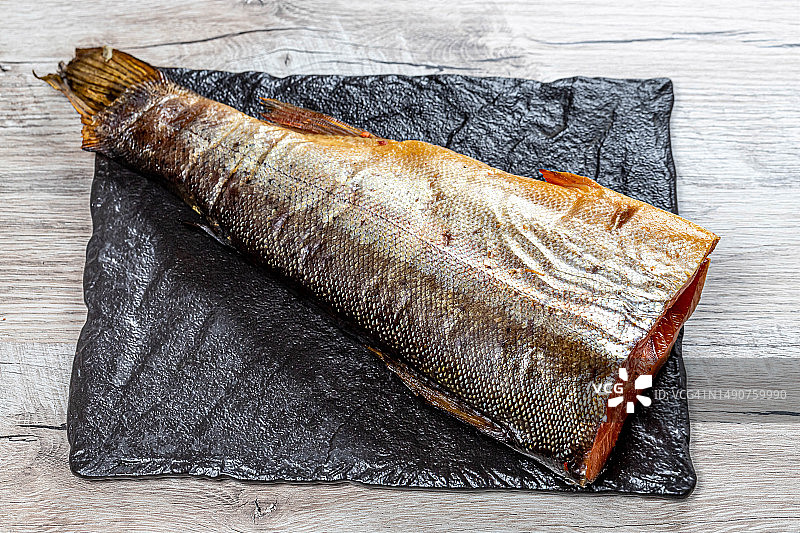 黑色石板托盘上的烟熏三文鱼（罗马尼亚）图片素材