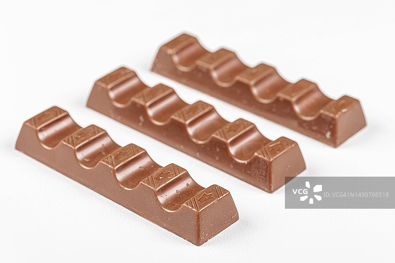 白色背景上的牛奶巧克力糖果图片素材