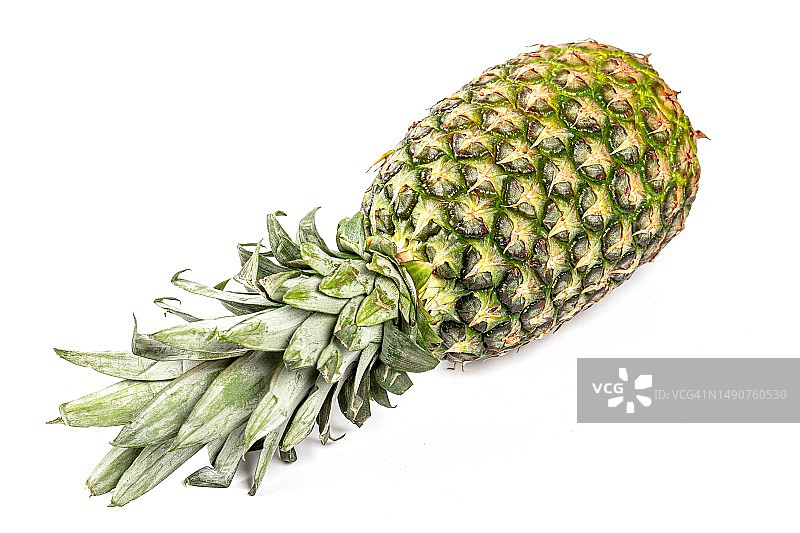 带绿叶的完整菠萝，白色背景图片素材