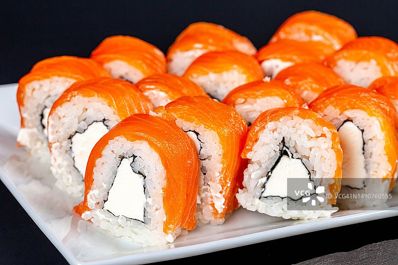 费城寿司卷配三文鱼和奶油奶酪，罗马尼亚图片素材