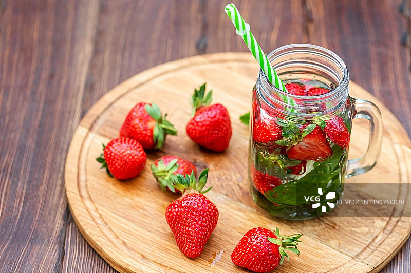 夏季草莓饮品，搭配新鲜薄荷叶，罗马尼亚风情图片素材