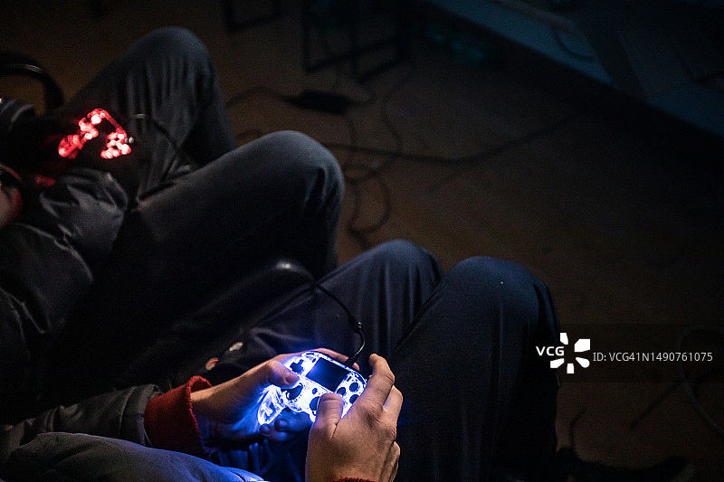 玩游戏用炫彩手柄图片素材