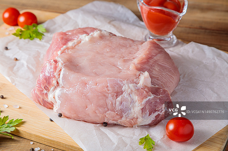 砧板上的生猪肉与番茄酱静物摄影图片素材