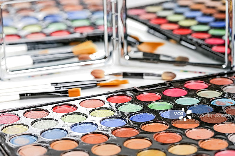 眼影和刷子套件-眼部化妆品图片素材