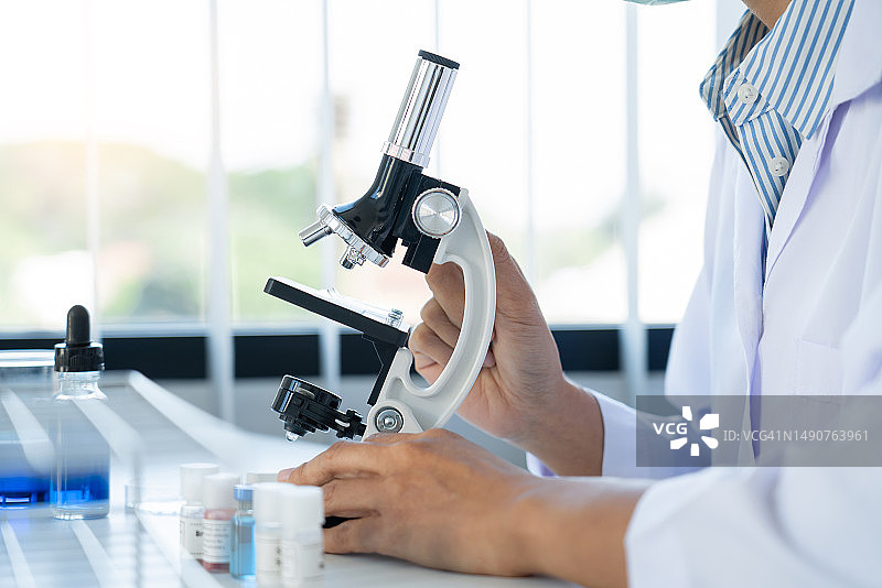 科学家在实验室进行研究或使用试管进行实验图片素材